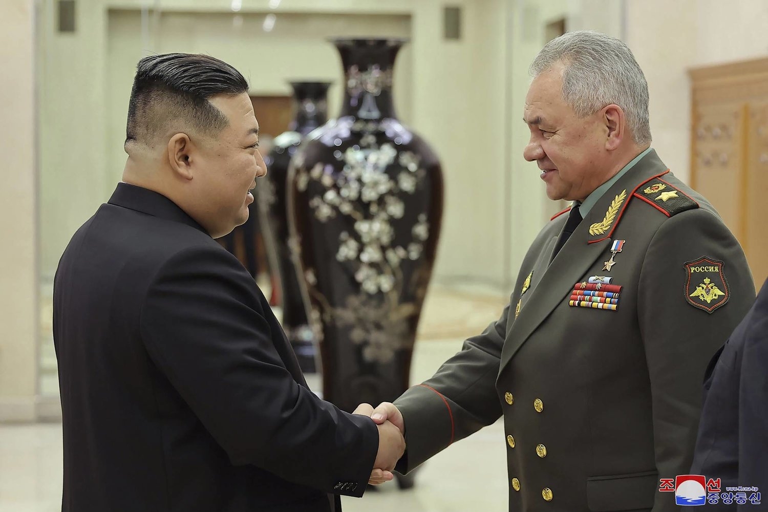 زعيم كوريا الشمالية يلتقي وزير الدفاع الروسي في بيونغ يانغ