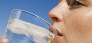الحذر من شرب الماء البارد في الحر.. 10 مخاطر صحية لا تتجاهلها