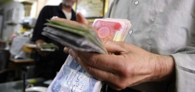 خبير اقتصادي عن أسباب ديون العراق: بعض الأشخاص يأخذون 9 رواتب من الدولة
