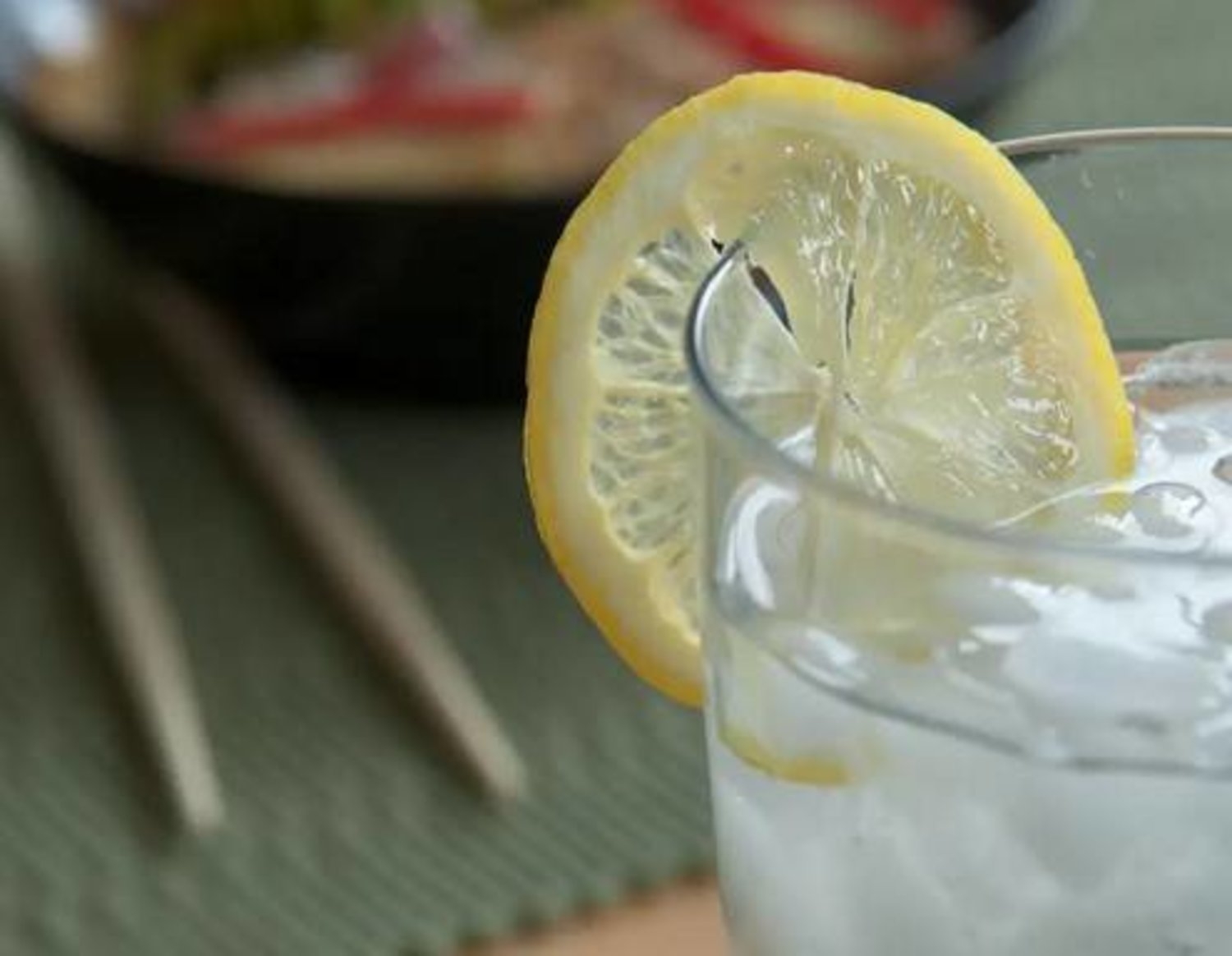 حقيقة فوائد شرب ماء الليمون في الصباح؟