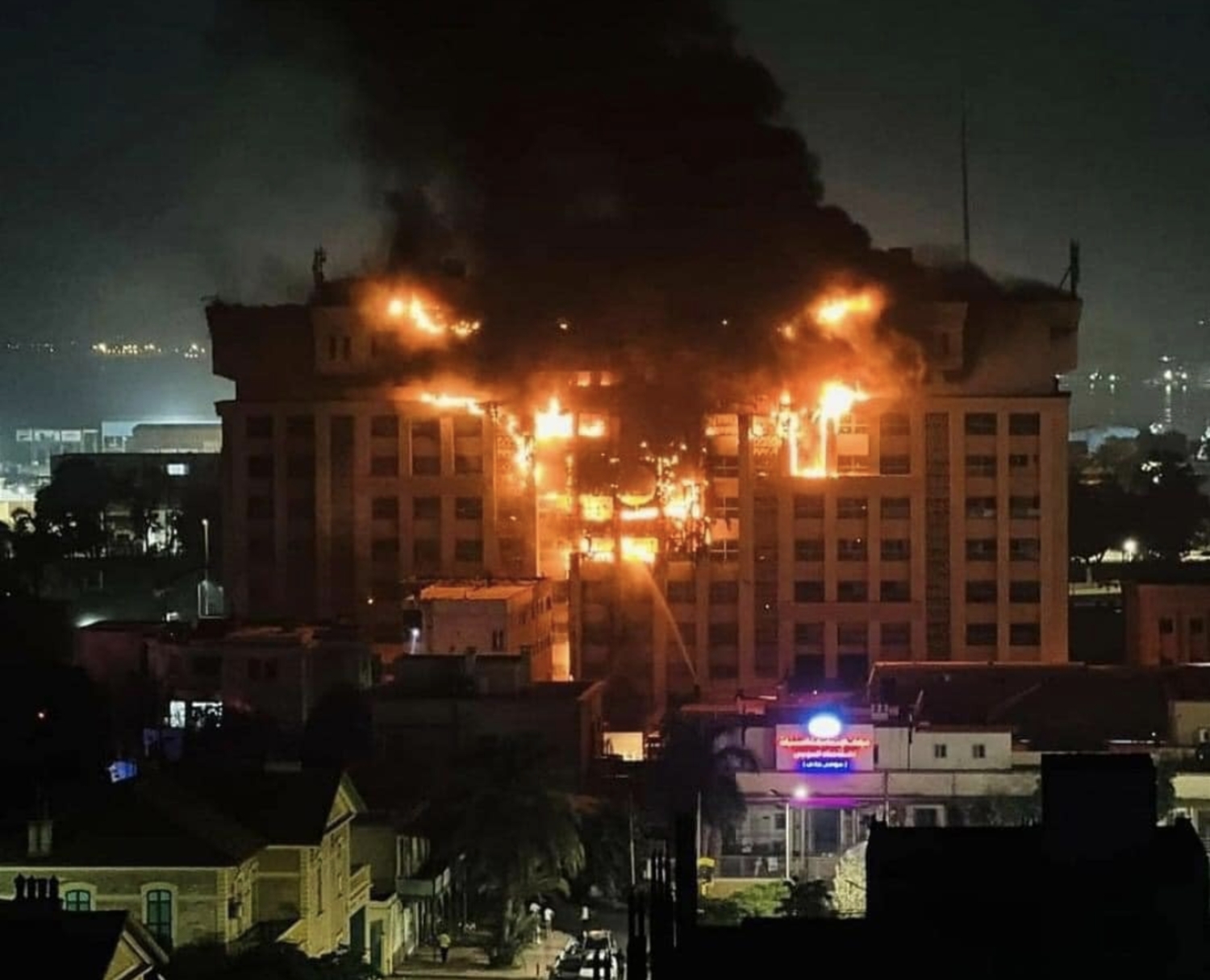 حريق ضخم يلتهم مديرية أمن الإسماعيلية في مصر