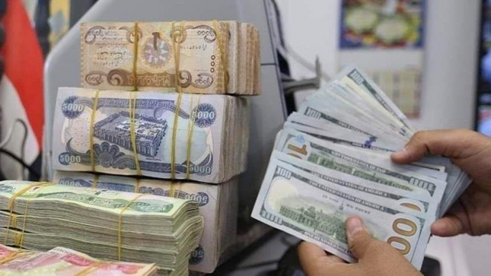 خبير: ارتفاع الدولار في السوق الموازي سببه قلة «الدولار النقدي» في مبيعات البنك المركزي