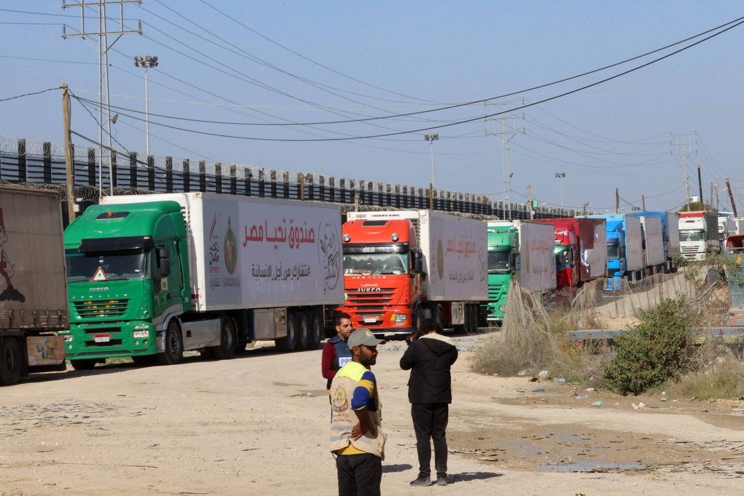 200 شاحنة مساعدات دخلت قطاع غزة من معبر رفح في أول أيام الهدنة