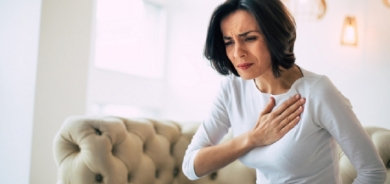 طبيبة تحدد العلامات الأكثر شيوعا للنوبة القلبية الوشيكة