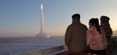 زعيم كوريا الشمالية يشرف على تجربة إطلاق صاروخ باليستي عابر للقارات