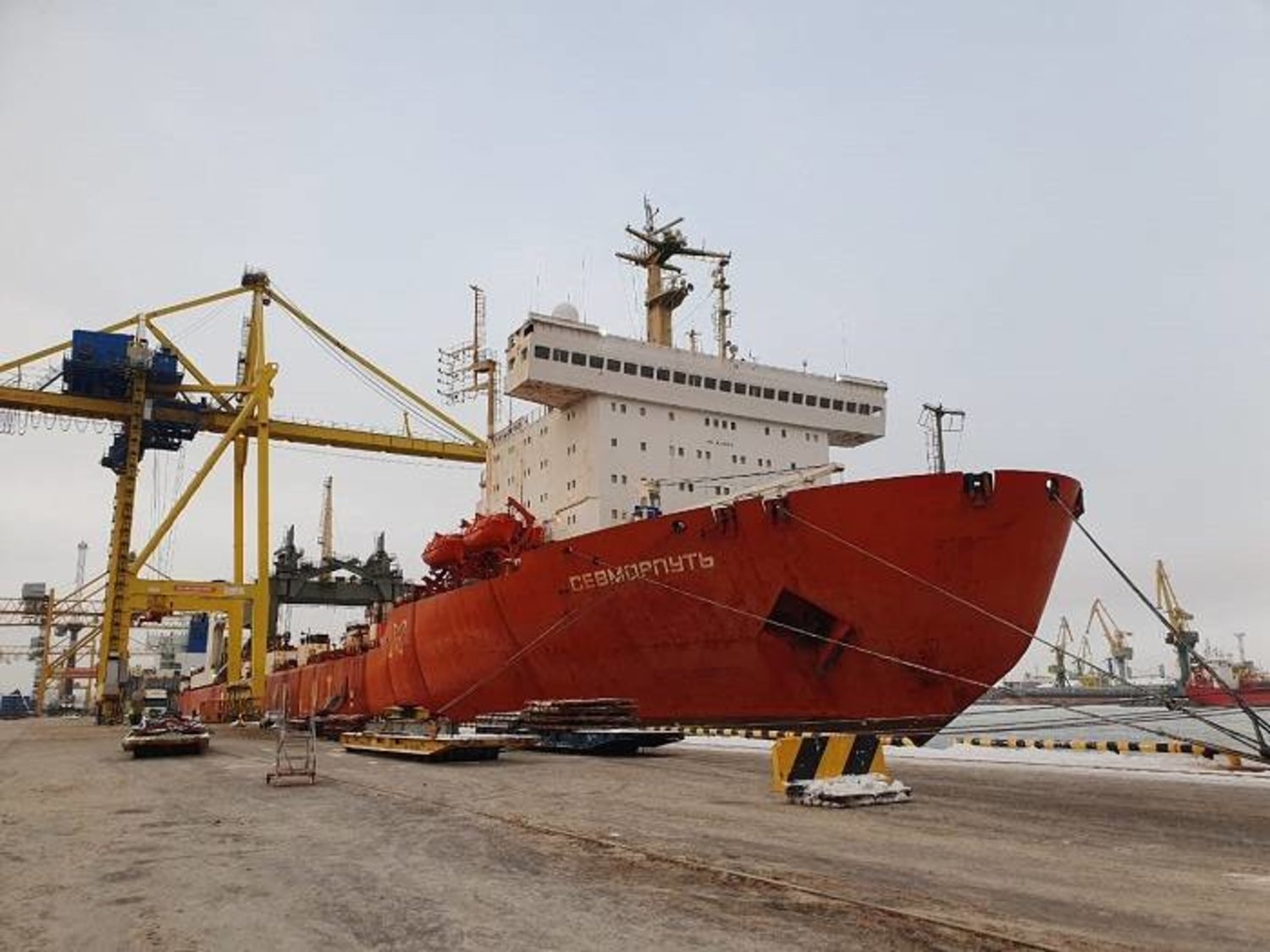 روسيا: إخماد حريق نشب في سفينة شحن تعمل بالطاقة النووية