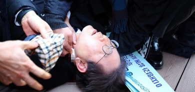 زعيم المعارضة الكورية الجنوبية يتعرض للطعن في الرقبة