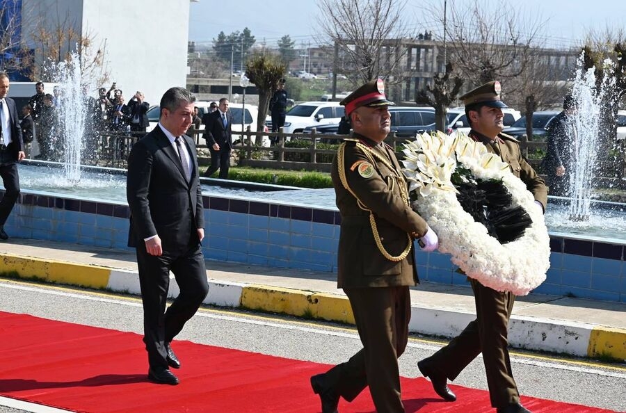 رئيس حكومة إقليم كوردستان يزور النصب التذكاري للشهداء في حلبجة