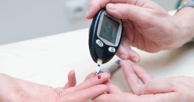 ما أسباب نقص مستوى السكر في الدم لغير مرضى السكري؟