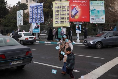 إيران تنتخب برلمانها الجديد وسط ترقب بشأن المشاركة