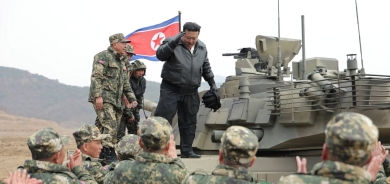 زعيم كوريا الشمالية يشرف على عرض عسكري بمشاركة وحدات الدبابات