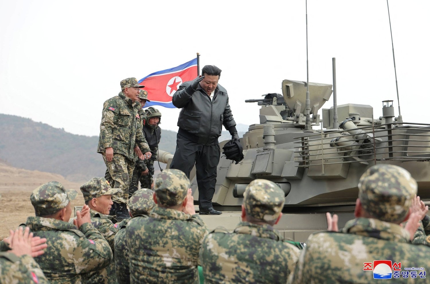 زعيم كوريا الشمالية يشرف على عرض عسكري بمشاركة وحدات الدبابات