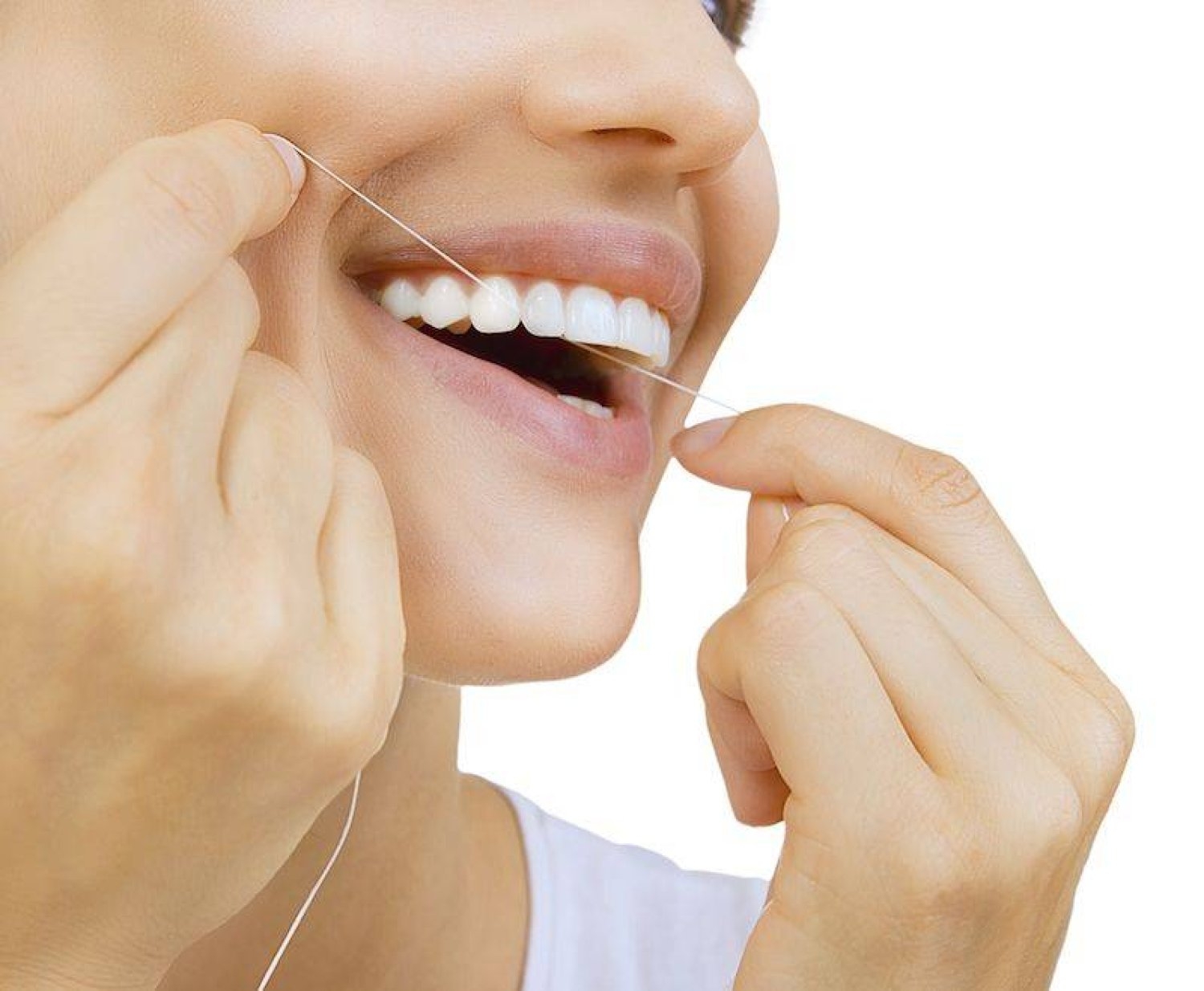 هل استعمال خيط تنظيف الأسنان صحيّ أكثر من الخيط العادي؟