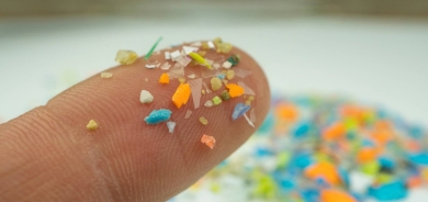 «مايو كلينيك» ترصد المخاطر الصحية للدقائق البلاستيكية الصغيرة