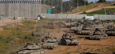 مخاوف من «تقسيم غزة»... وإسرائيل تفتك بمخيم في الضفة
