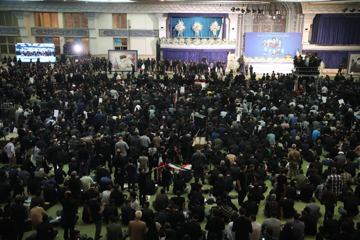 تجمُّع عشرات آلاف الأشخاص في طهران لحضور مراسم تشييع رئيسي