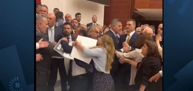 Li Parlamentoya Tirkiyeyê pevçûna ji ber qeyûm: Parlamento hat girtin