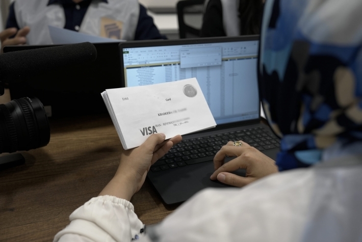 مالية كوردستان: مصرف (TBI) يسلّم أول حزمة من البطاقات المصرفية إلى الفريق المختص بمشروع (حسابي)