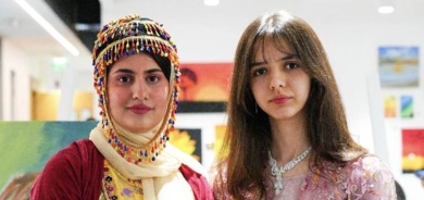 ورشة اماراتية للخط العربي لفتاتين من اقليم كوردستان
