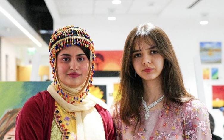 ورشة اماراتية للخط العربي لفتاتين من اقليم كوردستان
