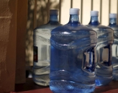 زجاجات المياه البلاستيكية قد تصيبك بالسكري