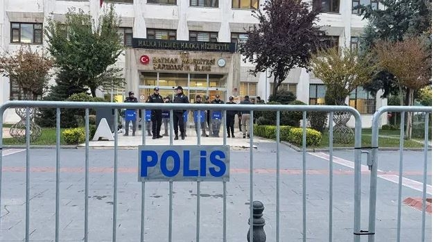 Turkey Removes Kurdish Mayors Over Alleged Terror Links, Replaces Them with Government Trustees