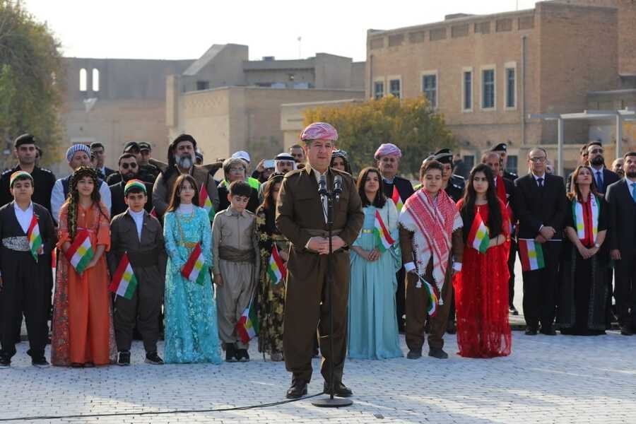 Serokwezîr li kelha Hewlêrê alaya Kurdistanê bilind kir