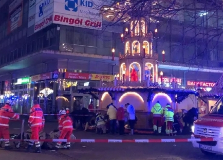 Li Almanyayê otomobîlekî da nav bazarekî Noelê û gelek kes mirin û hejmarek kes  jî birîndar bûn