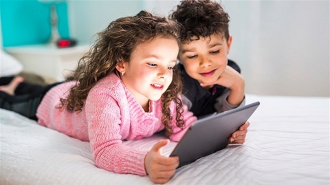 كيف تؤثر الأجهزة الالكترونية على سلوك الأطفال النفسي والإجتماعي؟