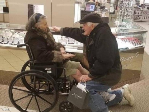 بعد 63 عاما على زواجهما.. يطلب يدها مجددا