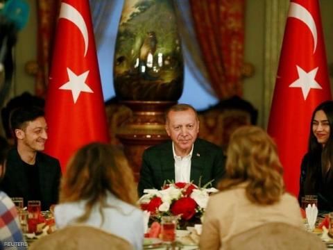 أوزيل يستفز الألمان مجددا بإفطار مع أردوغان