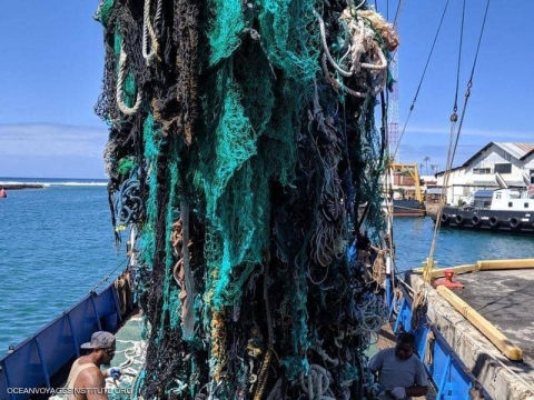 جمع  40 طنا من شباك الصيد من دوامة نفايات المحيط الهادي