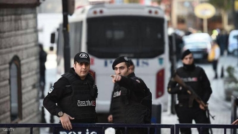السلطات التركية تلاحق عشرات العسكريين