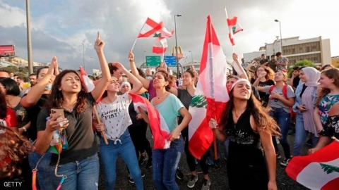 لبنان.. المحتجون يدعون إلى إضراب عام ويقطعون الطرقات
