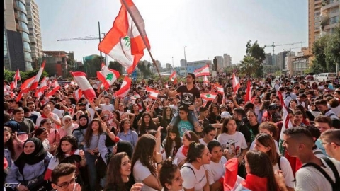 احتجاجات أمام منازل سياسيين لبنانيين.. وفوضى في الأسواق