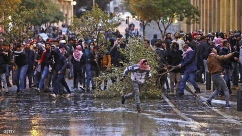 لبنان.. المحتجون يطاردون السياسيين في الأماكن العامة