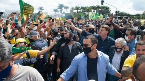 رئيس البرازيل يتحدى كورونا.. بـ