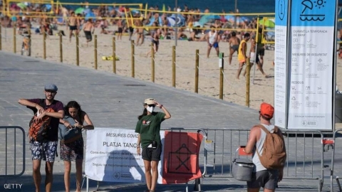 رغم ارتفاع إصابات كورونا.. شواطئ برشلونة 