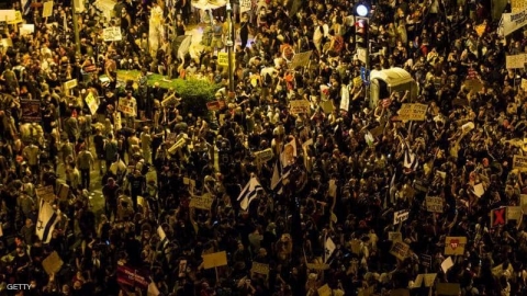 الآلاف يتظاهرون ضد نتانياهو أمام مقر إقامته