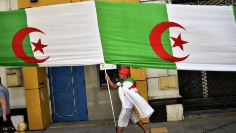 عددهم بالآلاف.. فرنسيون يغازلون الجزائر من أجل 