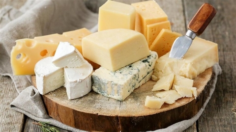 لمحبي الجبنة… التزموا بهذه الكمية يومياً لتفادي المشاكل الصحية