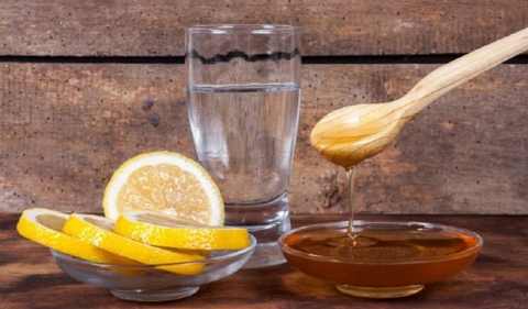 لهذه الأسباب عليكِ شرب ماء العسل والليمون كل صباح