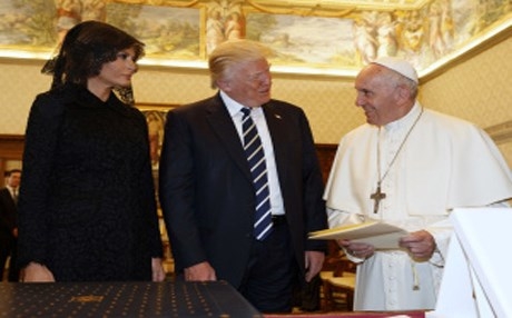 بابا الفاتيكان يسأل ميلانيا عن الأكل الذي تقدمه لترمب