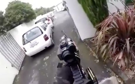 منفذ هجوم المسجدين في نيوزيلندا وثّق عمليته بفيديو مباشر على الـ