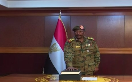 عبدالفتاح البرهان يؤدي اليمين رئيساً للمجلس العسكري الانتقالي في السودان
