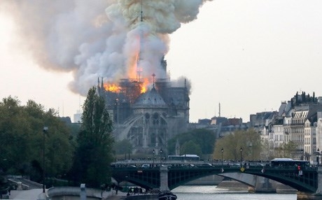 باريس.. حريق كبير في كاتدرائية نوتردام التاريخية