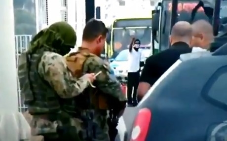 مسلح يحتجز حافلة ركاب تقل 37 شخصاً في البرازيل ويهدد بحرقها