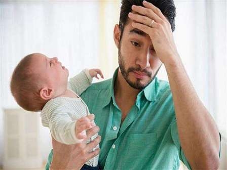 هل يصاب الرجال باكتئاب ما بعد الولادة؟