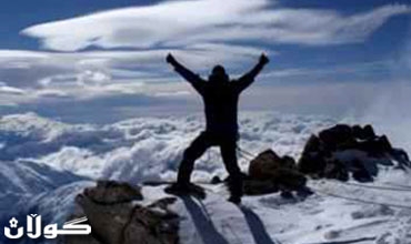 صبي بريطاني يصعد قمة افرست ليصبح اصغر متسلق في العالم