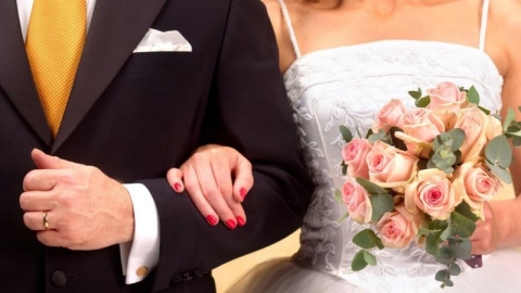 لماذا لا تزال نساء كثيرات يخترن حمل لقب الرجل عند الزواج؟
